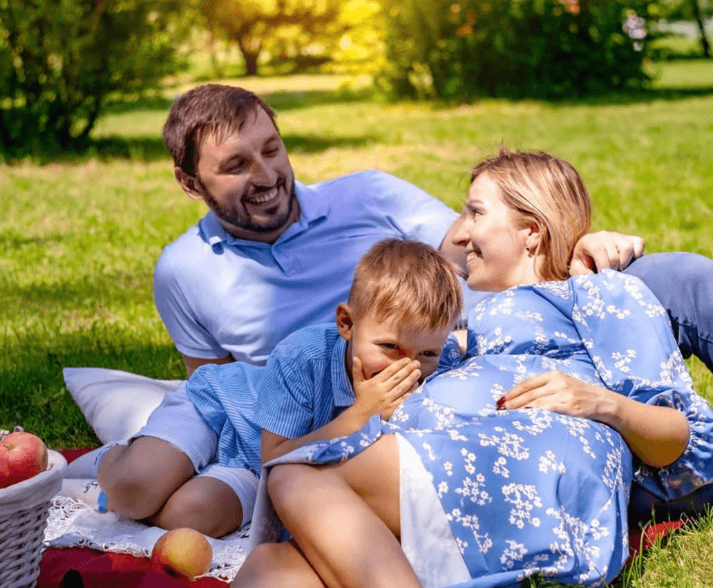 Família feliz aproveitando momento de lazer no parque